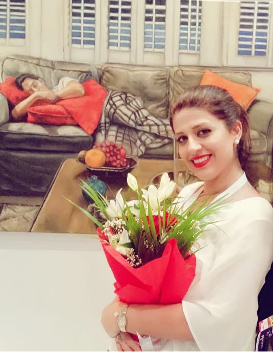 Golbarg Farahmand - Holding flowers